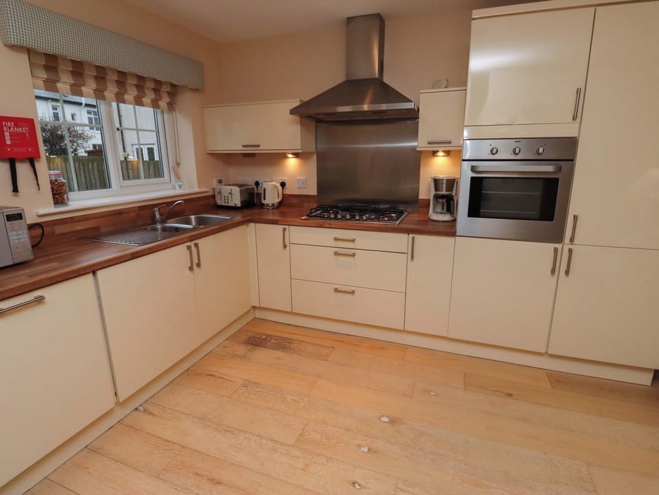 Fridge, microwave, dishwasher, cookware/dishes/utensils