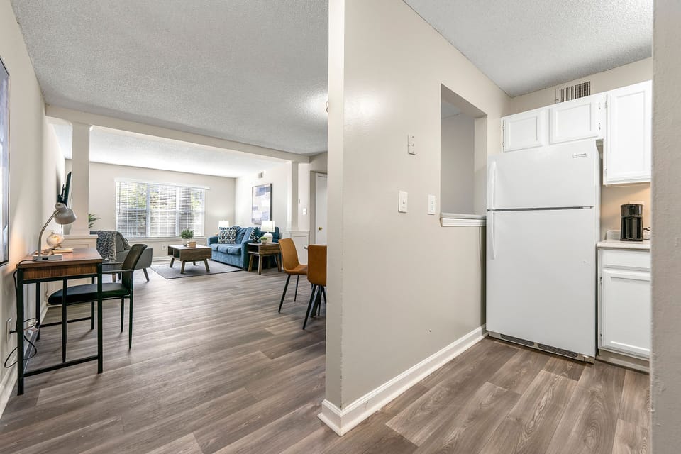 House | 2 bedrooms, desk