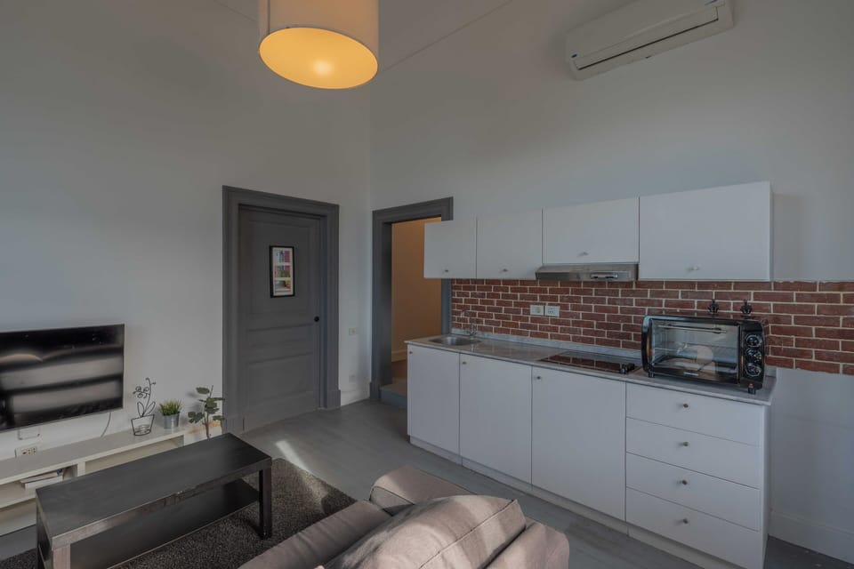 Apartment, City View | Private kitchen | Fridge, microwave, stovetop, cookware/dishes/utensils
