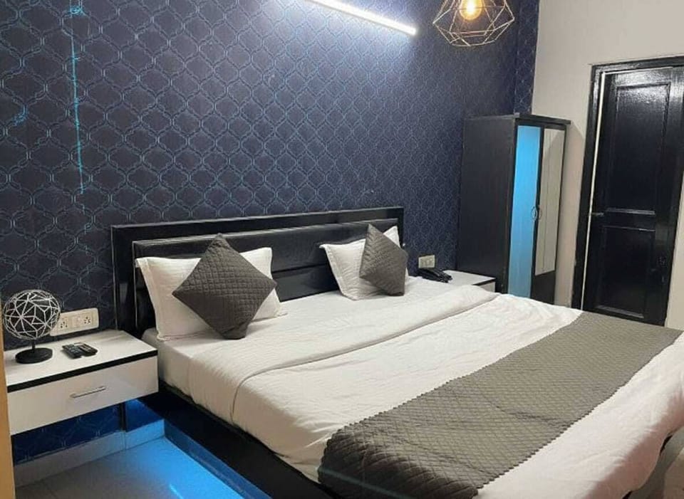 Blackout drapes, iron/ironing board, rollaway beds, free WiFi