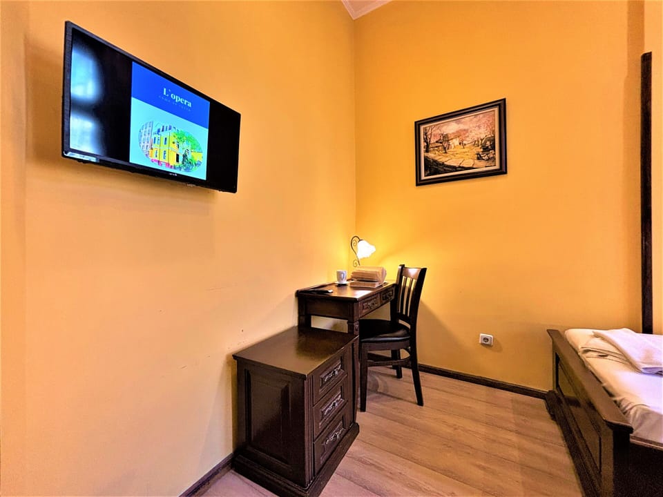 Twin Room | In-room safe, desk, soundproofing, iron/ironing board