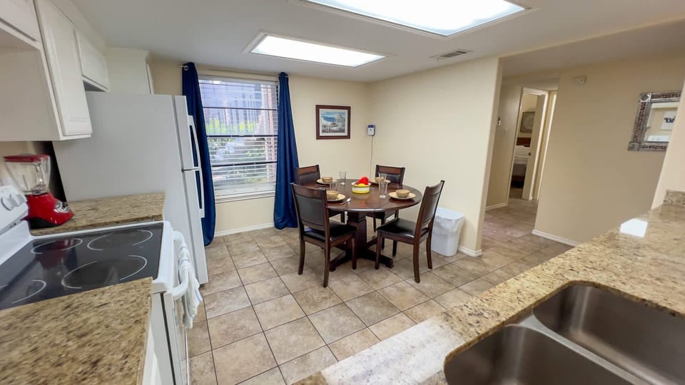 Apartment, 2 Bedrooms | Dining