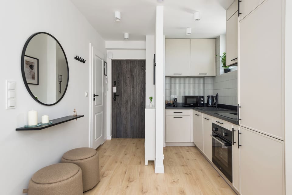 Full-size fridge, oven, stovetop, dishwasher