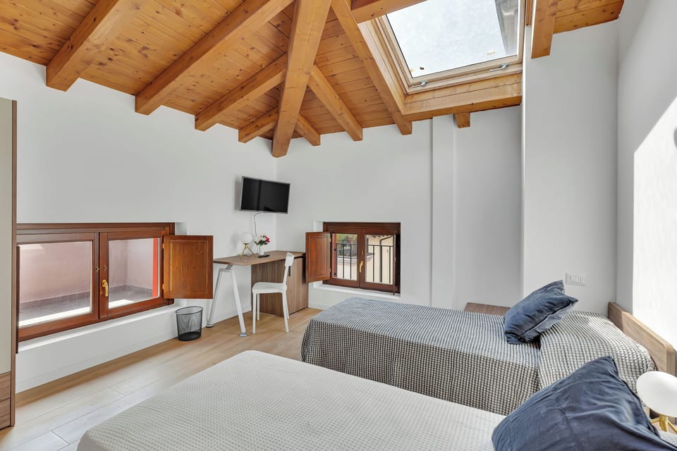 Classic Twin Room | Desk, free WiFi