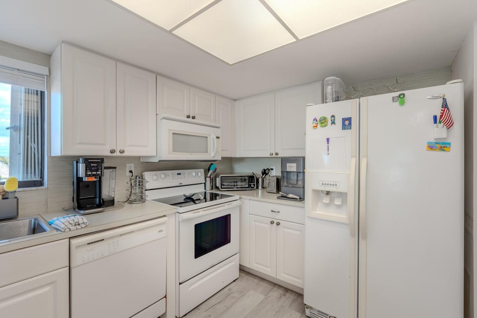 Condo, Multiple Beds (Pelican Watch #108) | Private kitchen | Oven, toaster