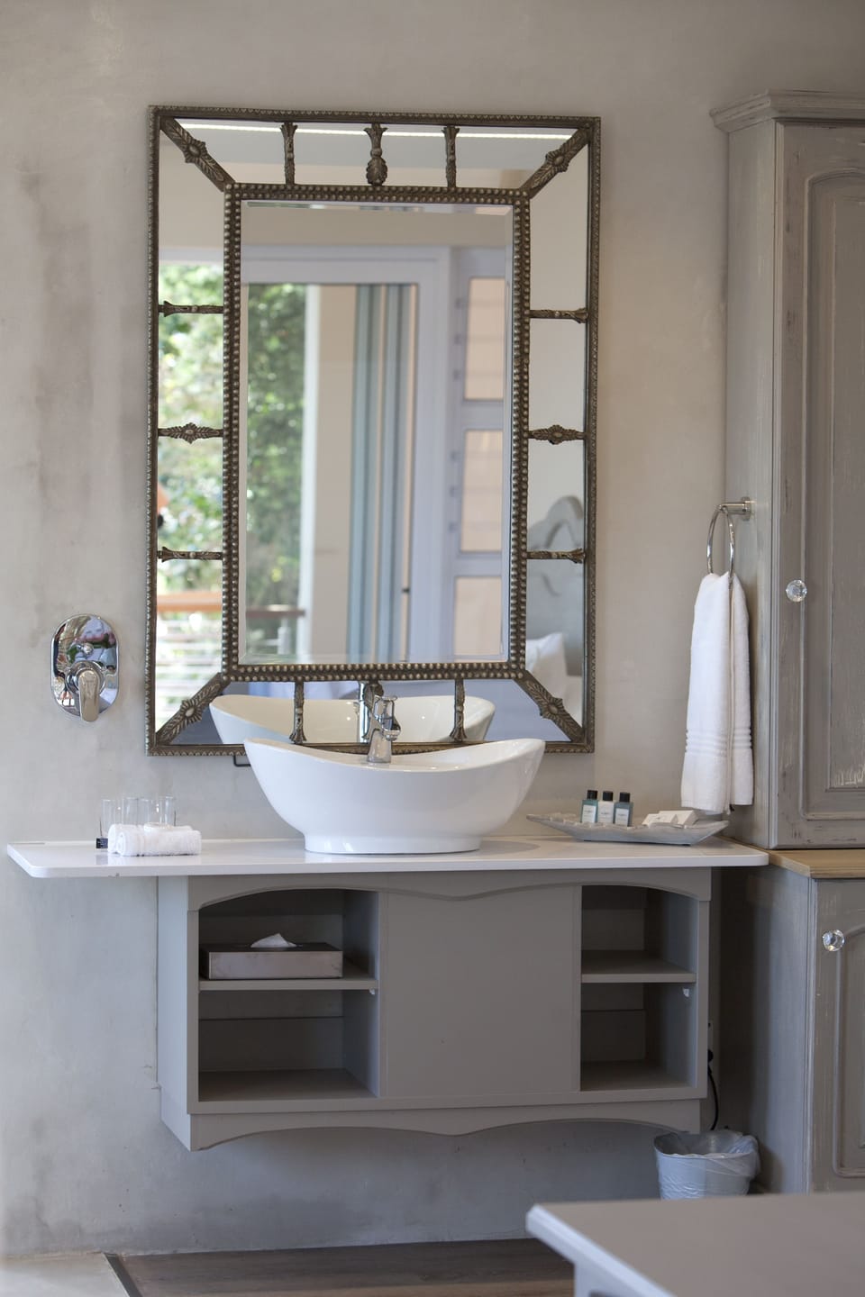 Luxury Pool Suite | Bathroom | Separate tub and shower, free toiletries, hair dryer, towels