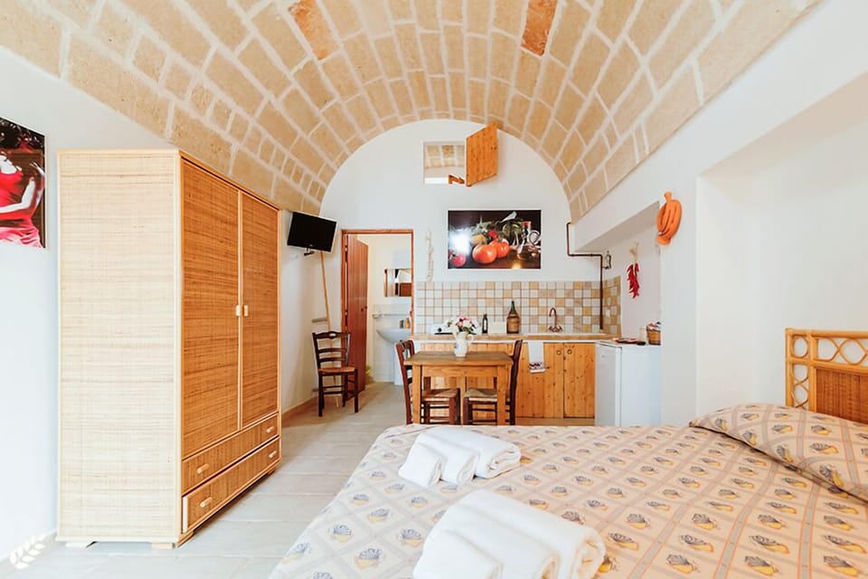 Studio | Desk, iron/ironing board (on request), cribs (free), WiFi (free)