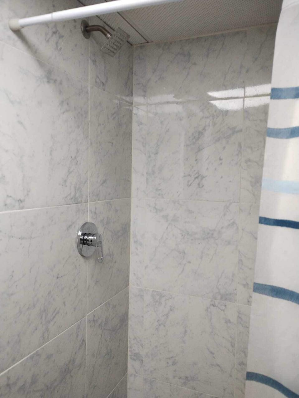 Business Room | Bathroom | Shower, rainfall showerhead, towels, soap