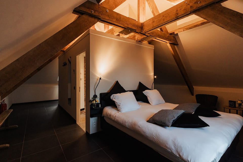Deluxe Suite, 1 King Bed, Non Smoking, Garden View | Blackout drapes, soundproofing, free WiFi, bed sheets