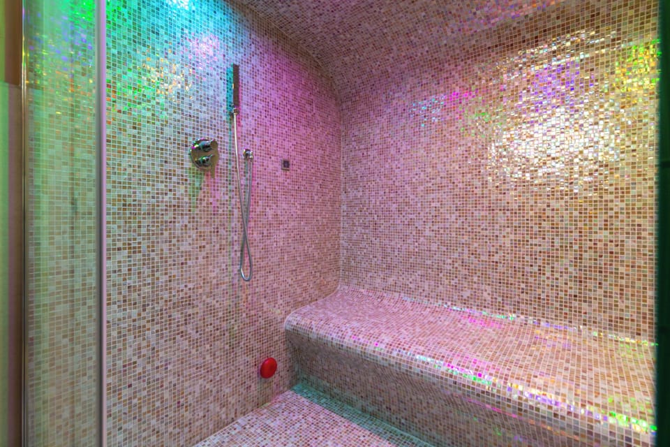Exclusive Suite | Jetted tub