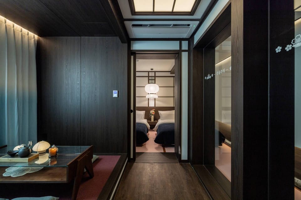 Mankai (Signature) | Individually decorated, individually furnished, desk, laptop workspace