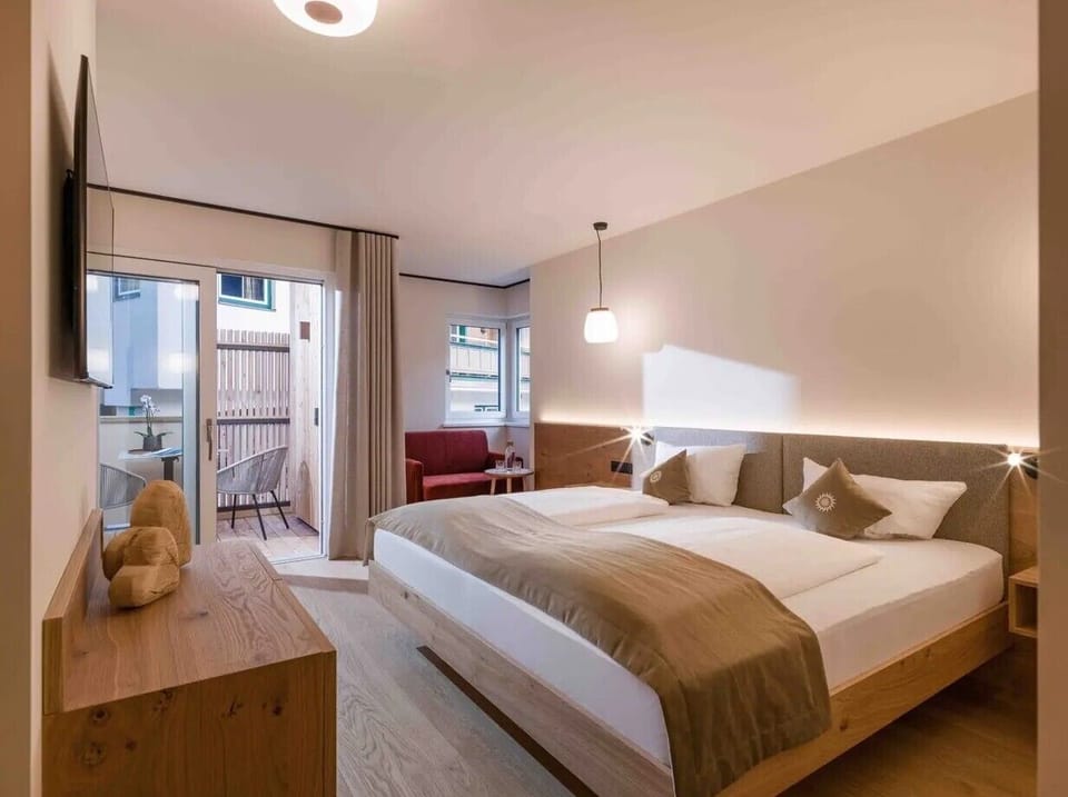 Family Apartment | Hypo-allergenic bedding, in-room safe, desk, laptop workspace