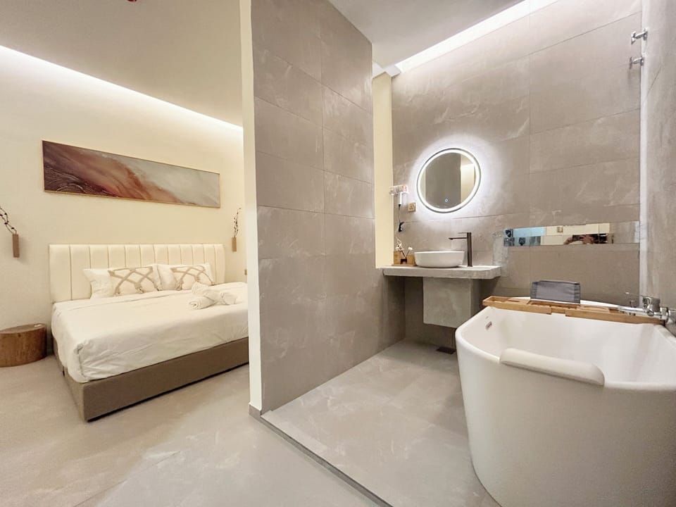 Honeymoon Room, 1 King Bed, Private Bathroom | Bathroom | Hair dryer, bidet, towels, soap