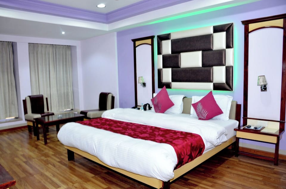 Royal Room | Desk, bed sheets