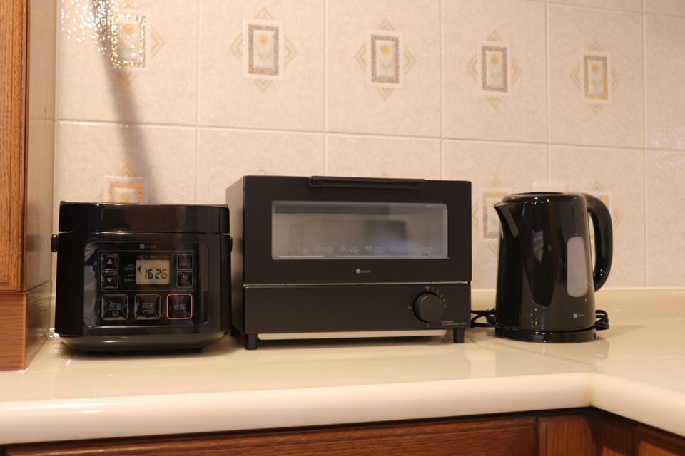 Triple Room | Private kitchenette | Full-size fridge, microwave, rice cooker, cookware/dishes/utensils