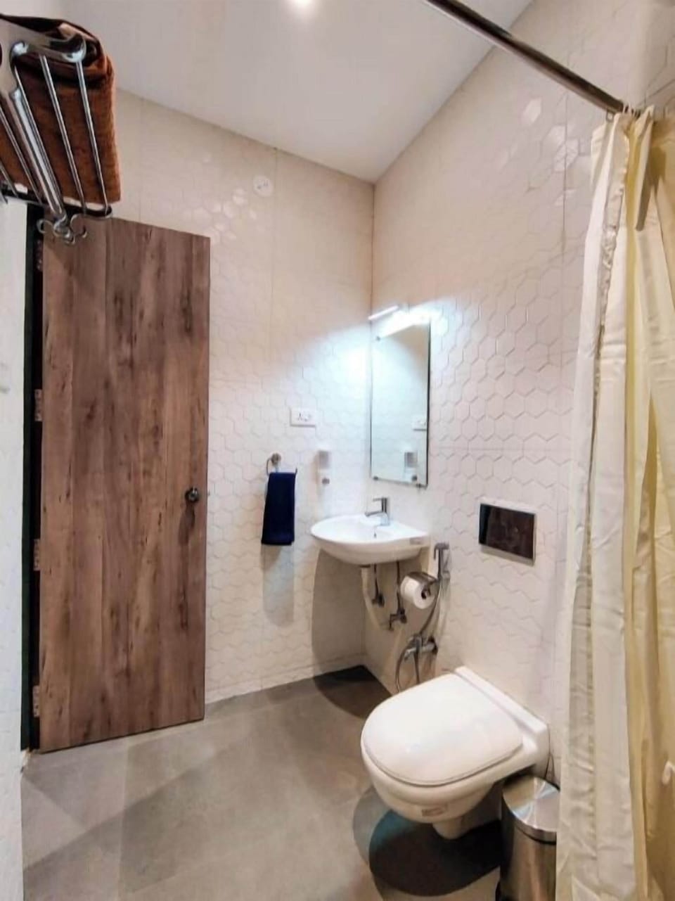 Shower, towels, soap, shampoo