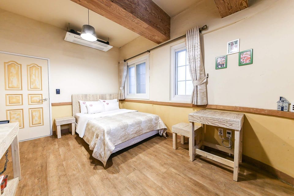Suite | Blackout drapes, free WiFi, bed sheets