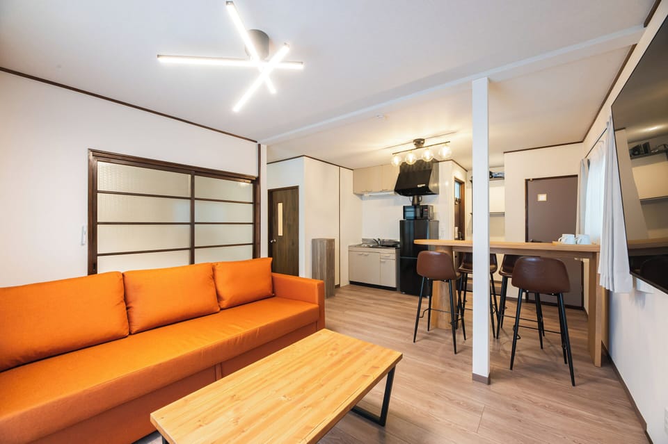 Family Room | Desk, blackout drapes, WiFi (free), bed sheets