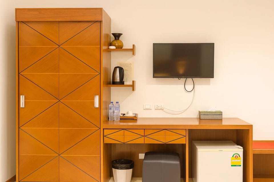 Superior Double Room, Courtyard View | In-room dining
