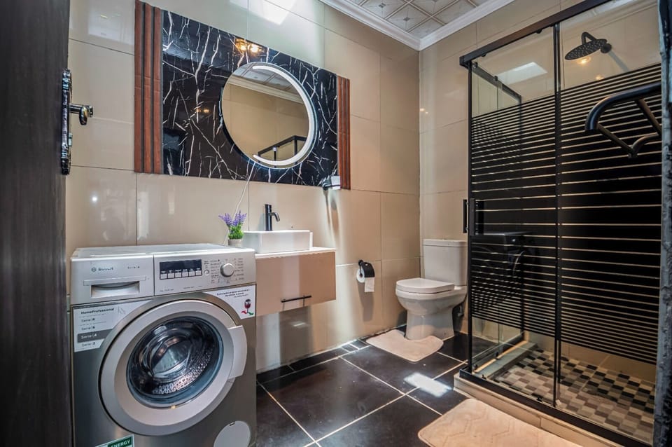 Basic Suite | Bathroom | Bidet, towels, toilet paper