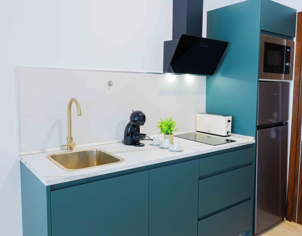 Comfort Studio Suite | Private kitchen | Full-size fridge, microwave, stovetop, dishwasher