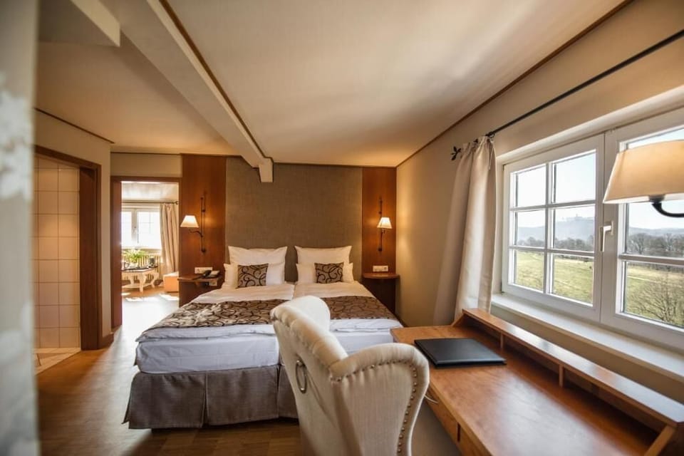 Suite, City View | Desk, free WiFi