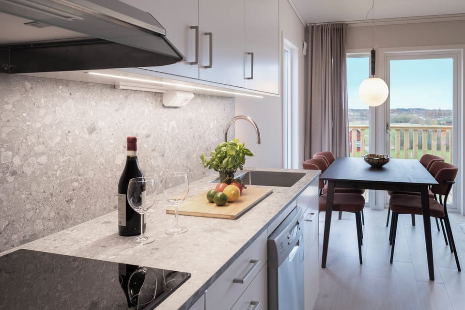 Full-size fridge, oven, stovetop, dishwasher