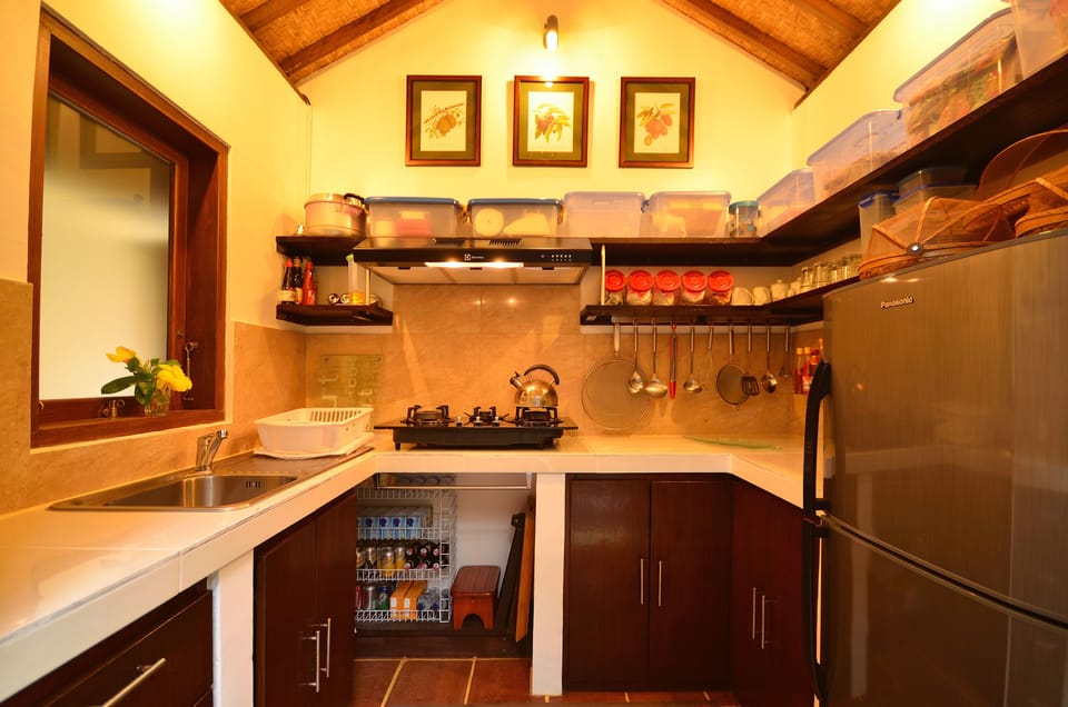 Full-size fridge, oven, dishwasher, coffee/tea maker