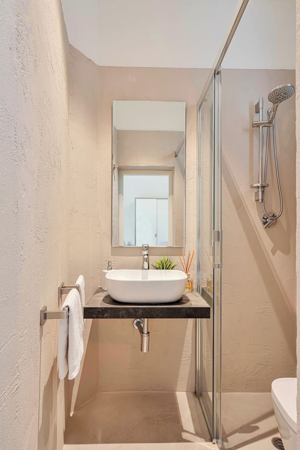 Classic Double Room, Balcony, City View | Bathroom | Shower, free toiletries, hair dryer, towels