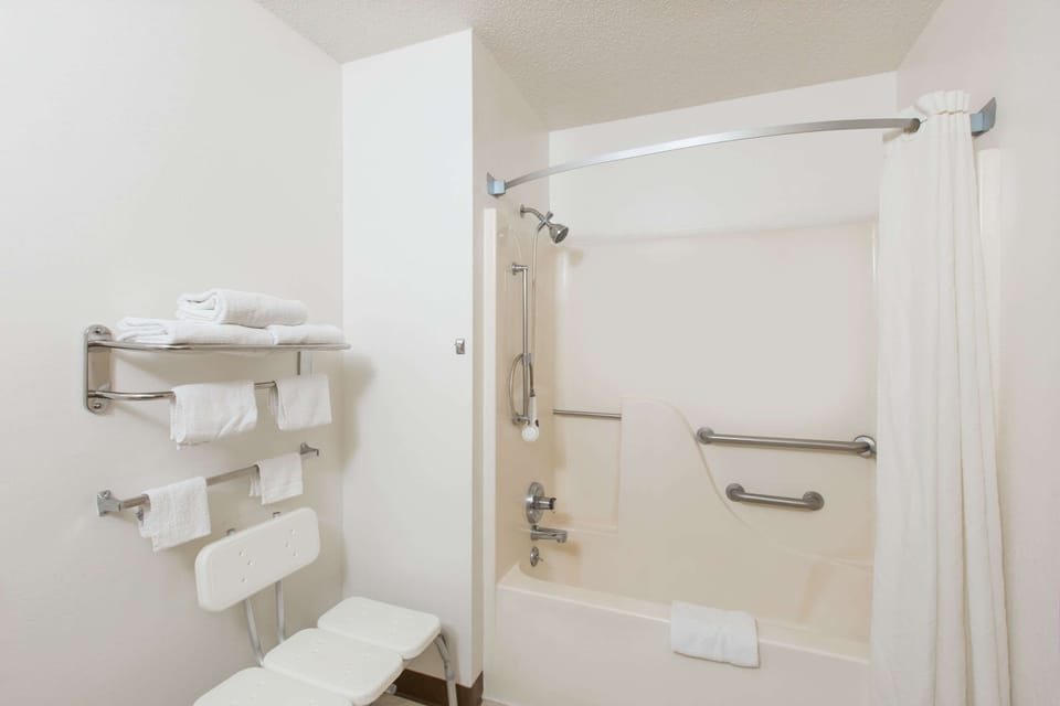 Combined shower/tub, free toiletries, hair dryer, towels