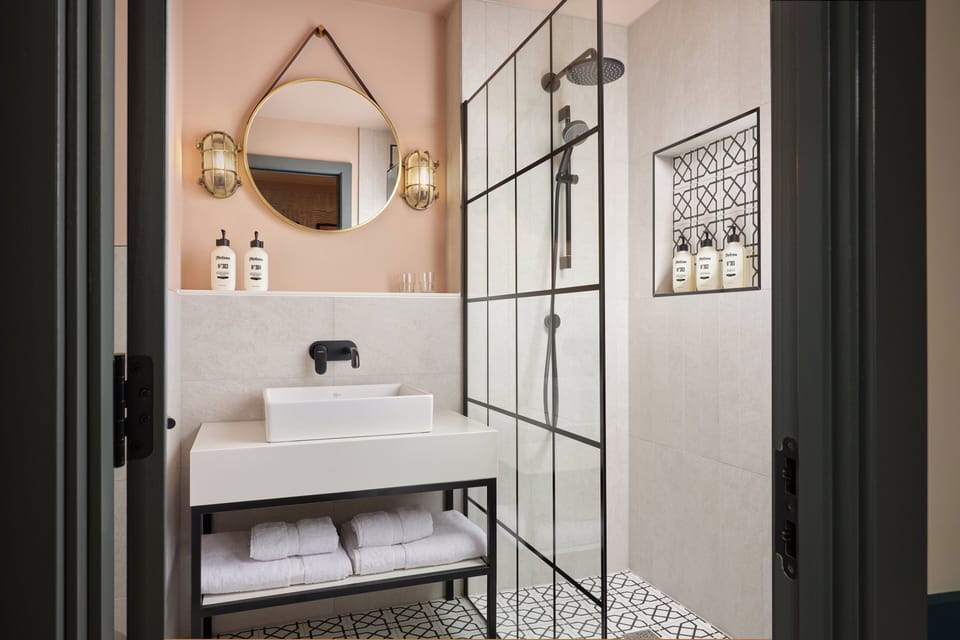 Shower, rainfall showerhead, free toiletries, hair dryer