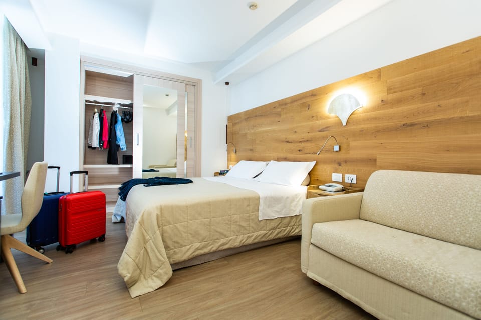 Premium bedding, in-room safe, individually decorated