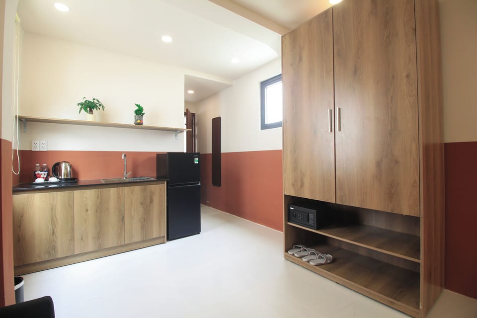 Studio Suite, 1 Queen Bed, Balcony | In-room safe, desk, blackout drapes, free WiFi