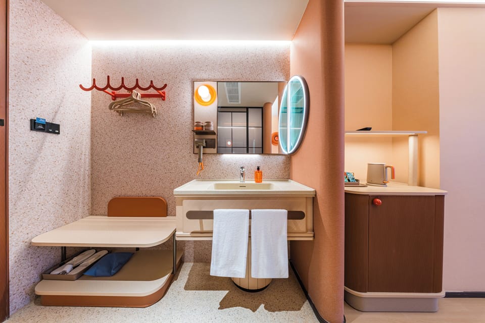 Superior Single Room, 1 King Bed, Non Smoking, Private Bathroom | Bathroom | Shower, hair dryer, slippers, towels