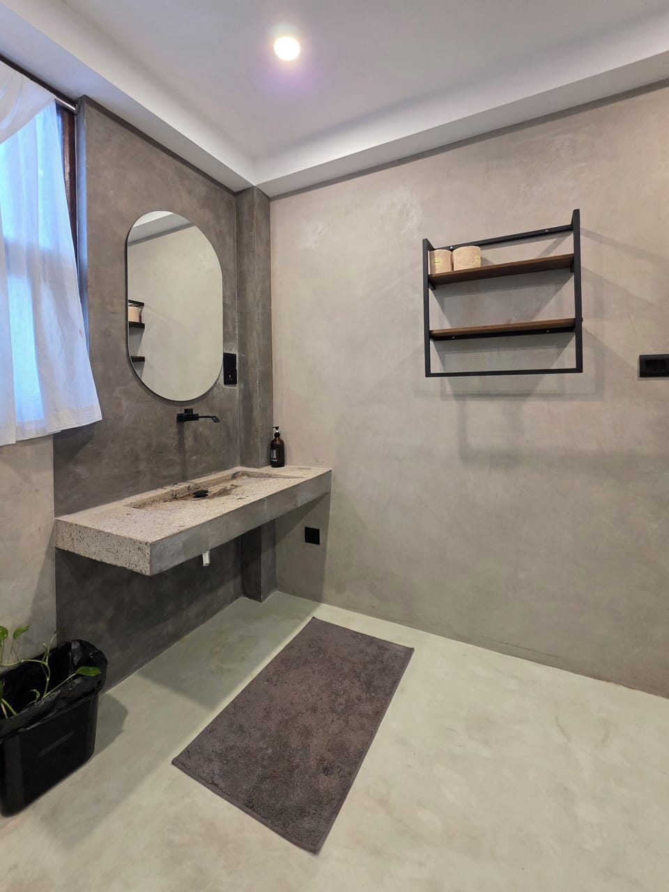 Deluxe Suite, Sea View | Bathroom | Shower, free toiletries, hair dryer, towels