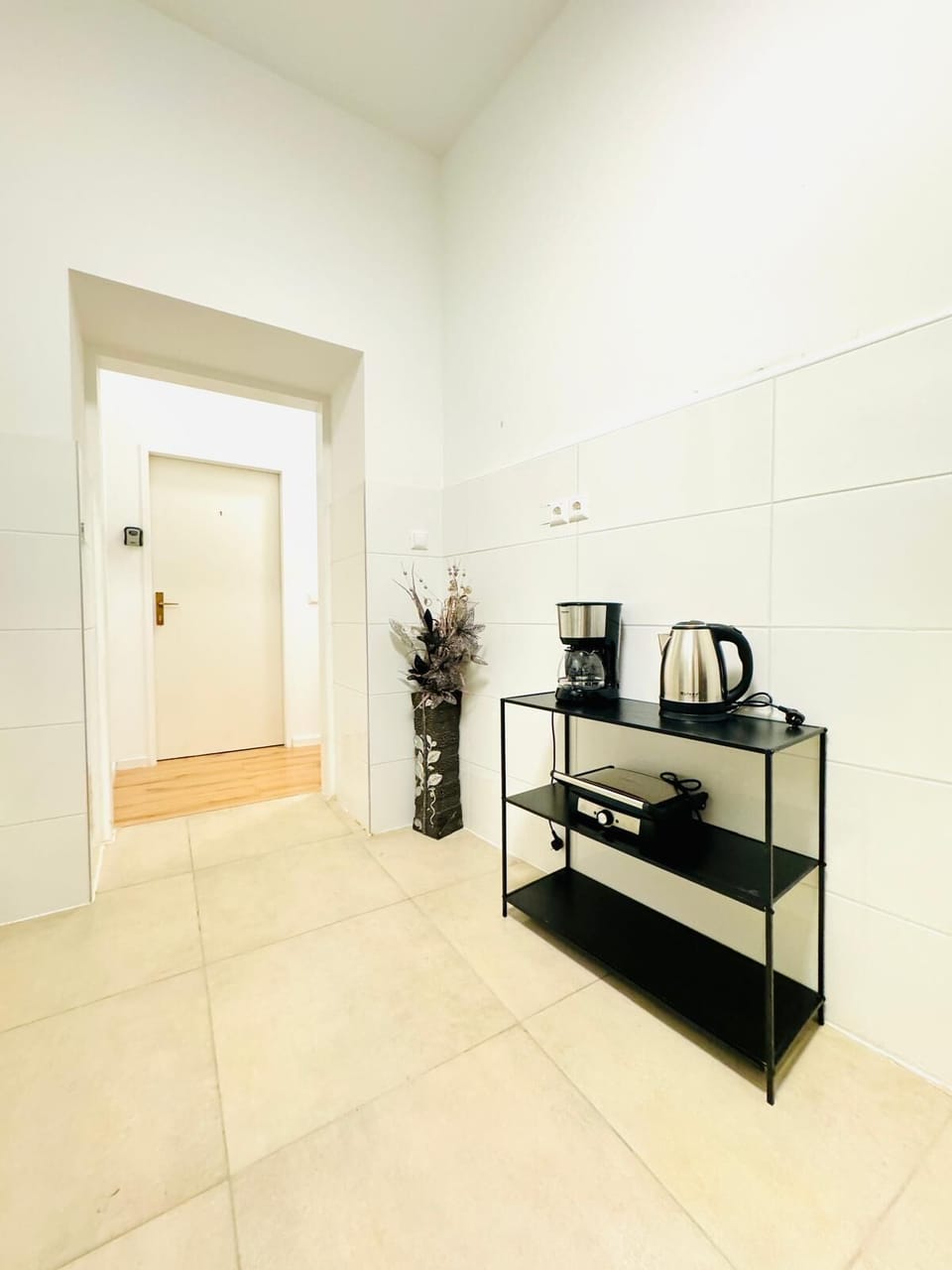 Basic Apartment | Private kitchen | Fridge, microwave, stovetop, electric kettle
