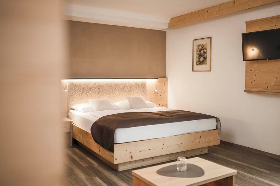 Premium bedding, travel crib, free WiFi, bed sheets