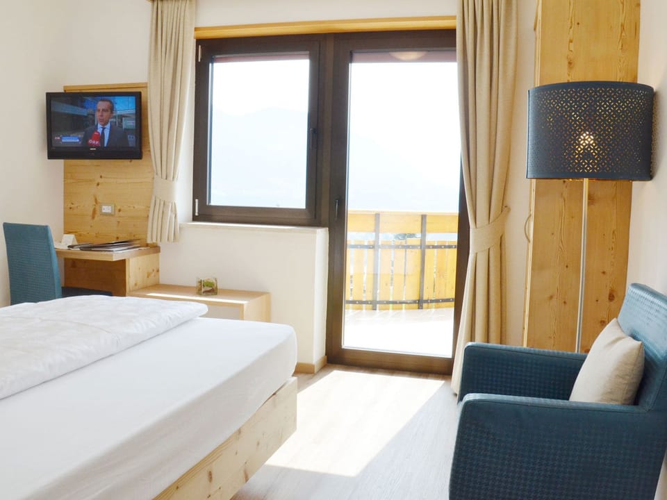 Comfort Single Room, Balcony | Premium bedding, travel crib, free WiFi, bed sheets
