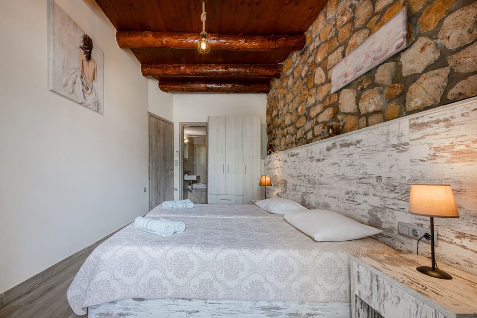 2 bedrooms, free cribs/infant beds, bed sheets