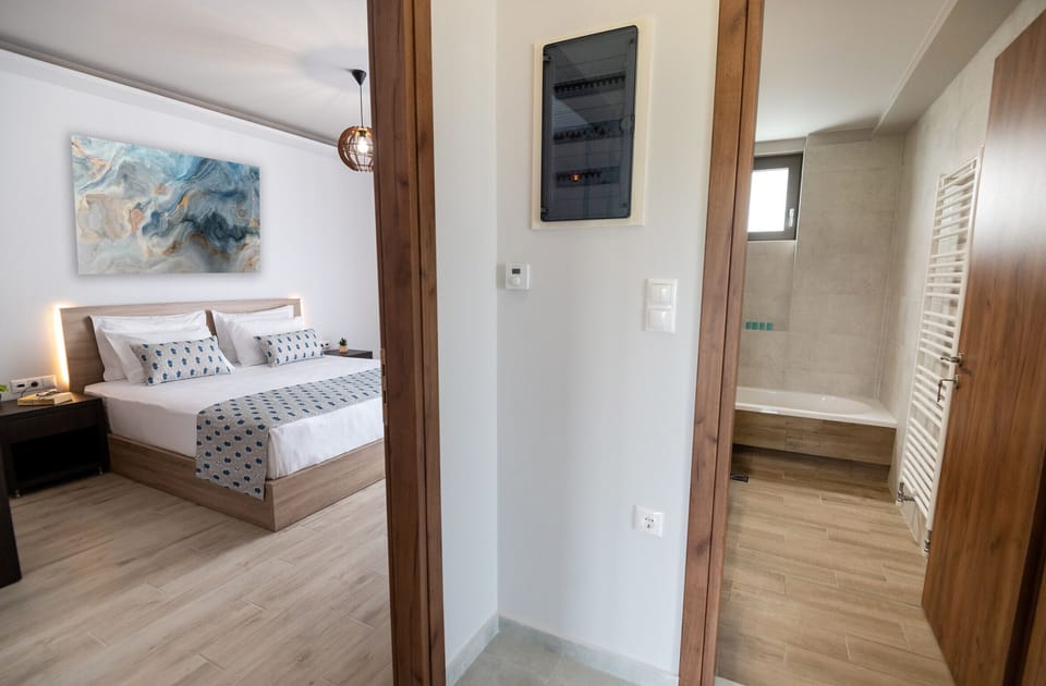 6 bedrooms, free cribs/infant beds, bed sheets