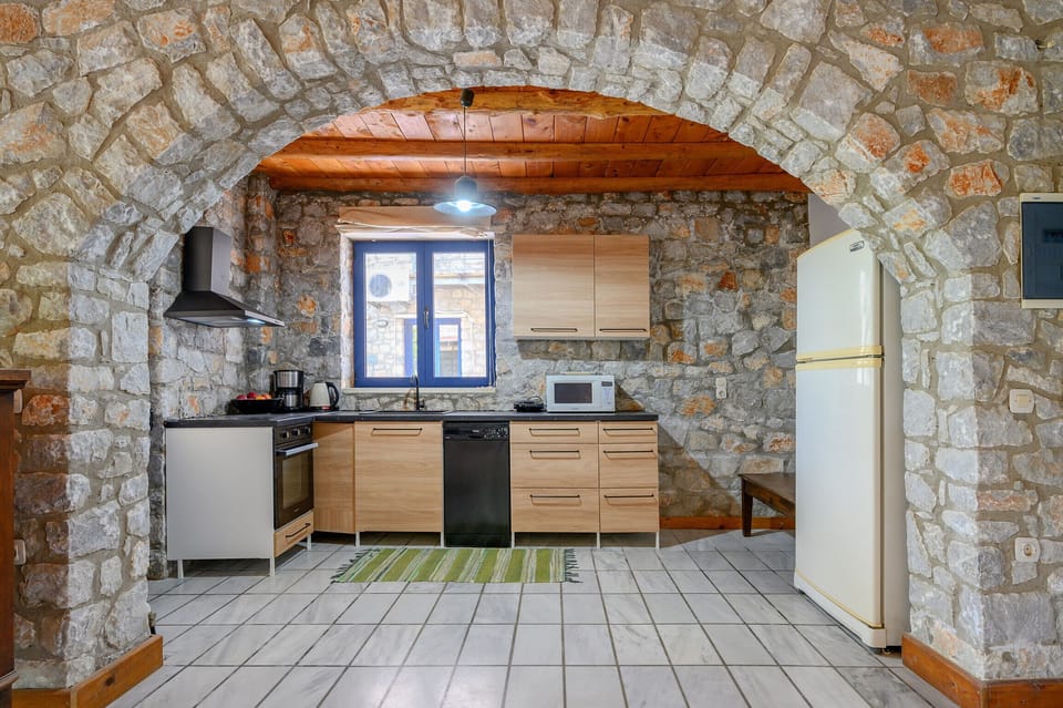 Microwave, oven, dishwasher, coffee/tea maker