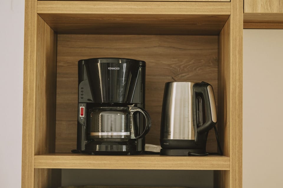 Microwave, oven, dishwasher, coffee/tea maker