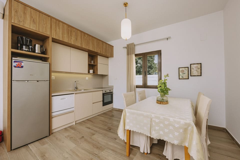 Microwave, oven, dishwasher, coffee/tea maker