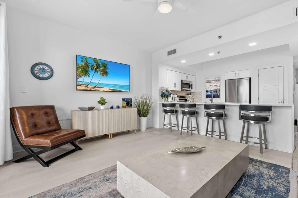 Condo, Multiple Beds, Balcony (Easy Gogh'n in Ariel Dunes I) | Living area