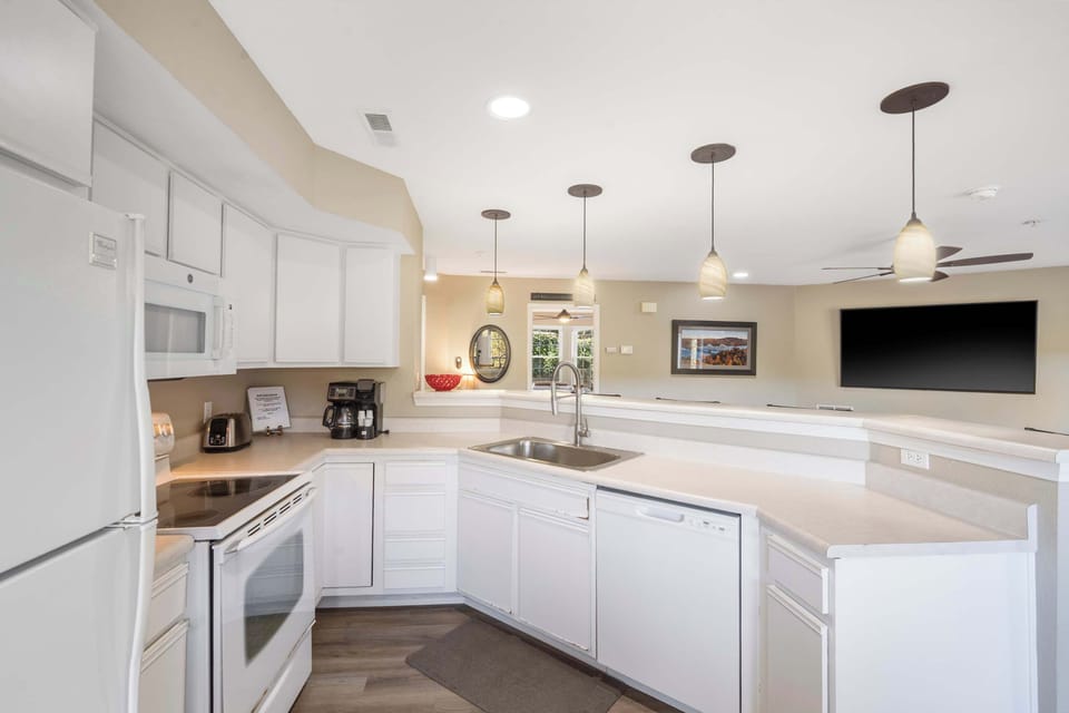 Condo, Multiple Beds, Balcony (Edgewater Escape) | Private kitchen