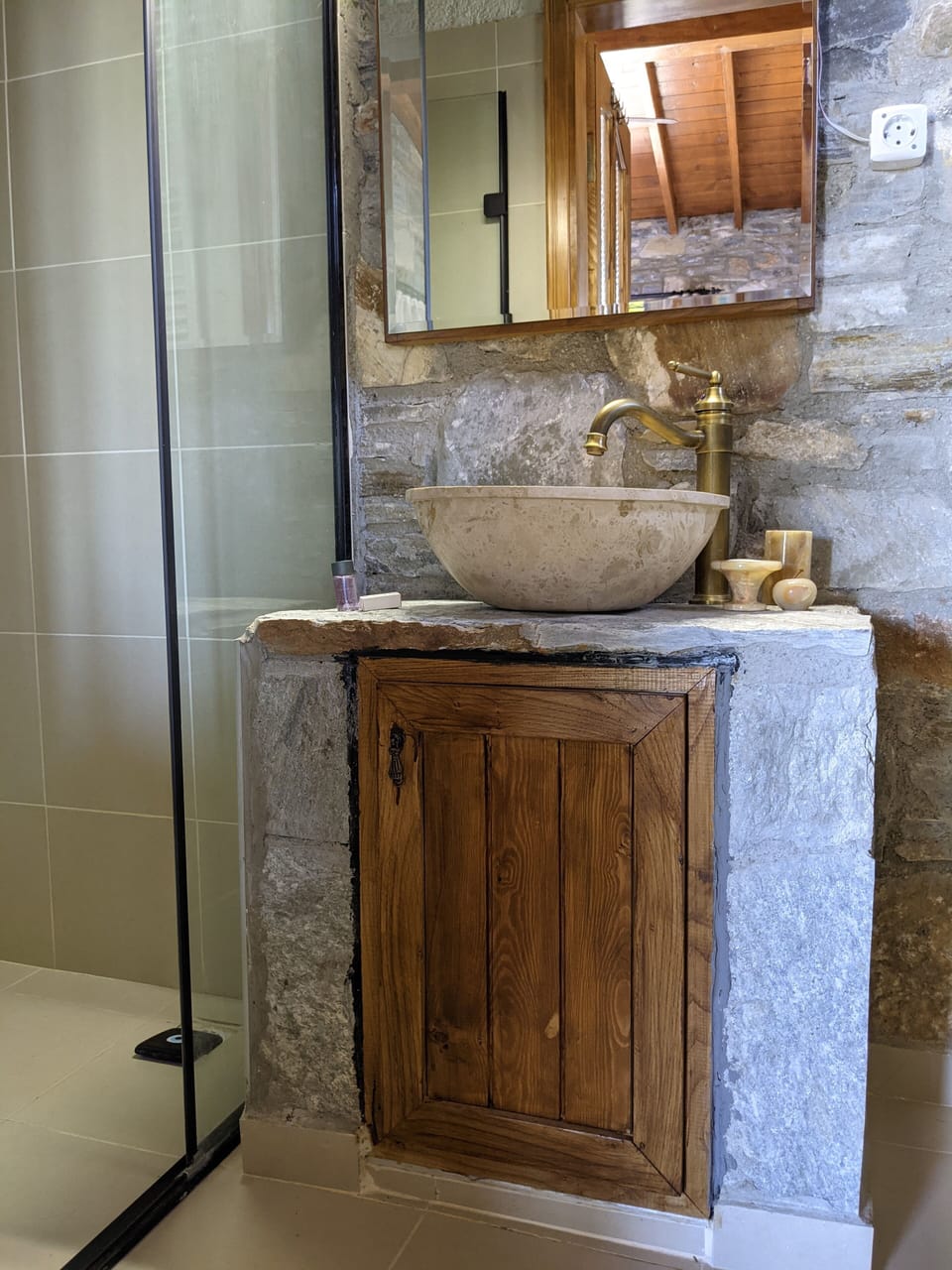 Shower, rainfall showerhead, free toiletries, hair dryer