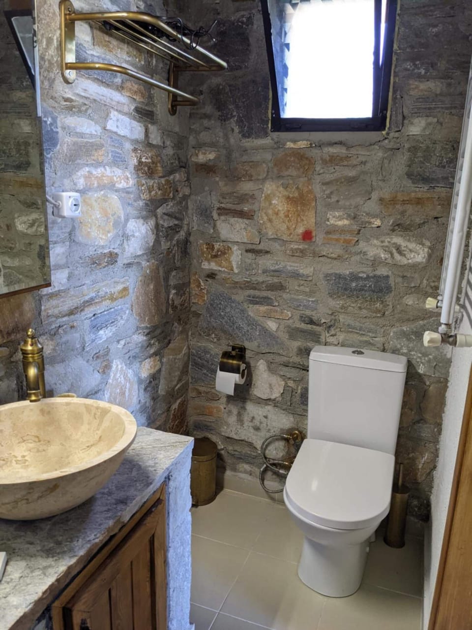 Shower, rainfall showerhead, free toiletries, hair dryer