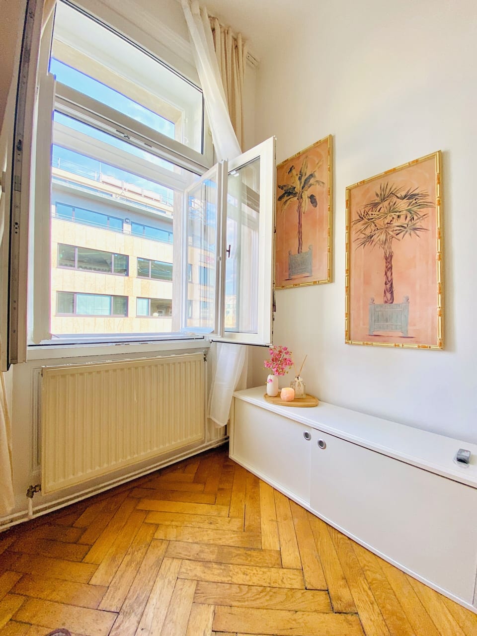 Basic Apartment | Iron/ironing board