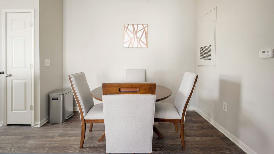 Apartment (1 Bedroom) | In-room dining