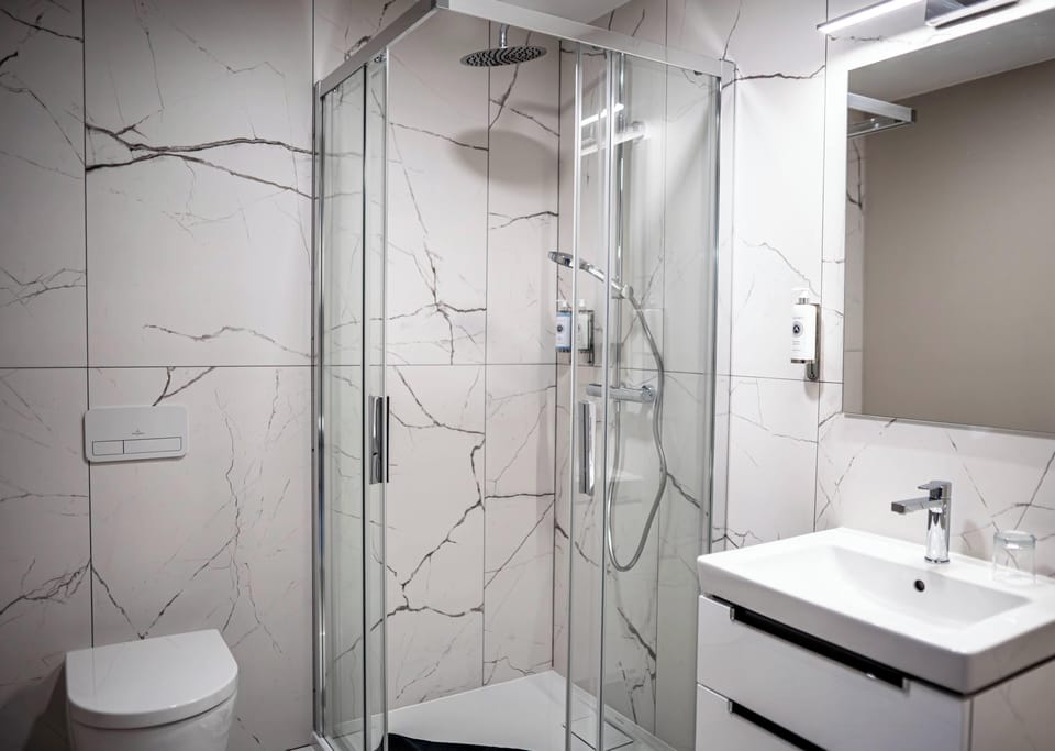 Shower, hair dryer, bathrobes, slippers